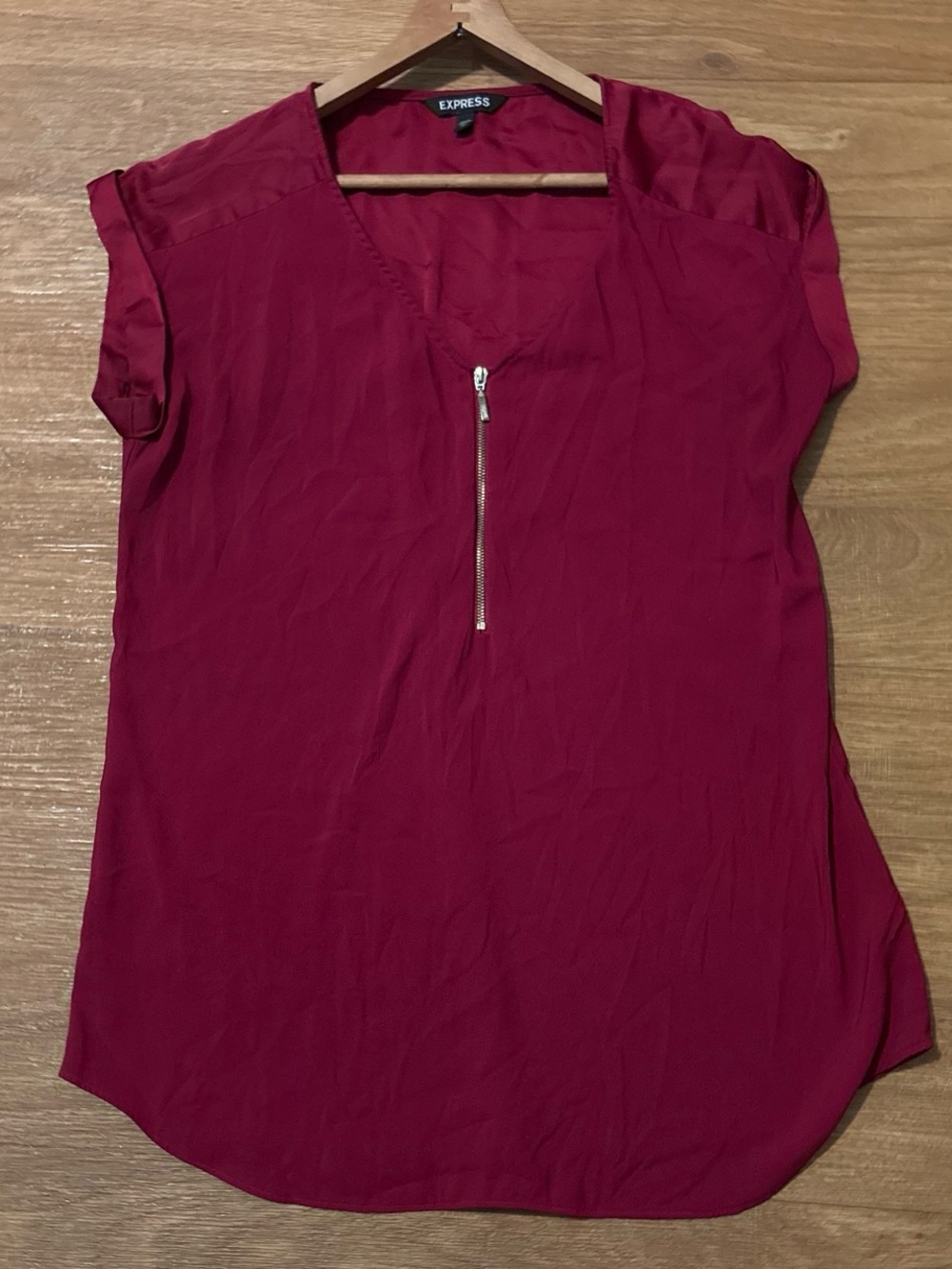 Express Blouse Short Sleeve V-Neck Zippered Burgundy Women’s Sz M